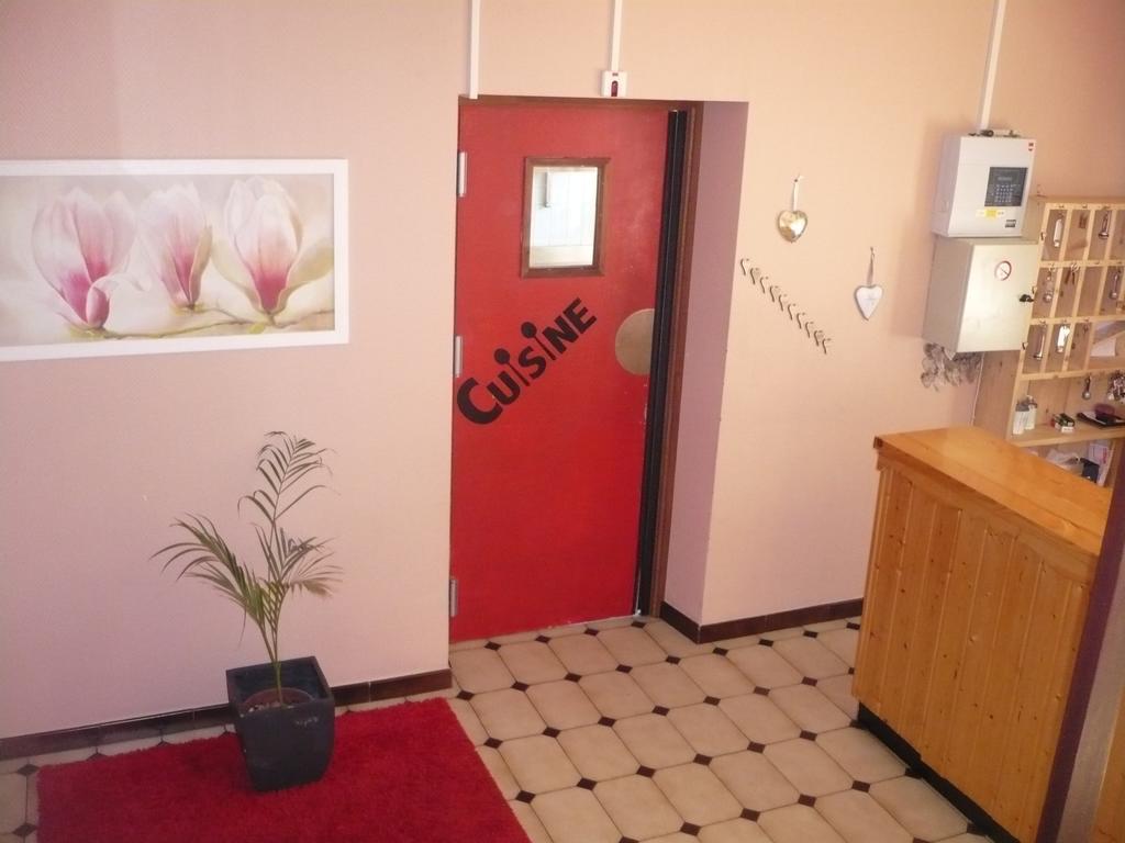 Hotel Bon Accueil Ойонакс Екстериор снимка